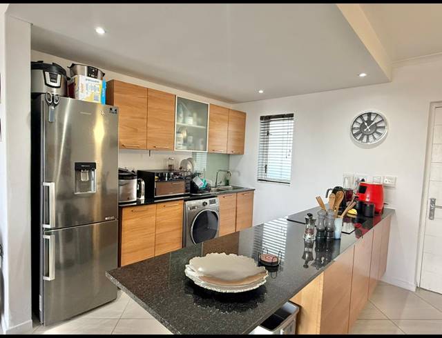 2 BEDROOM APARTMENT TO LET IN BEACHFRONT